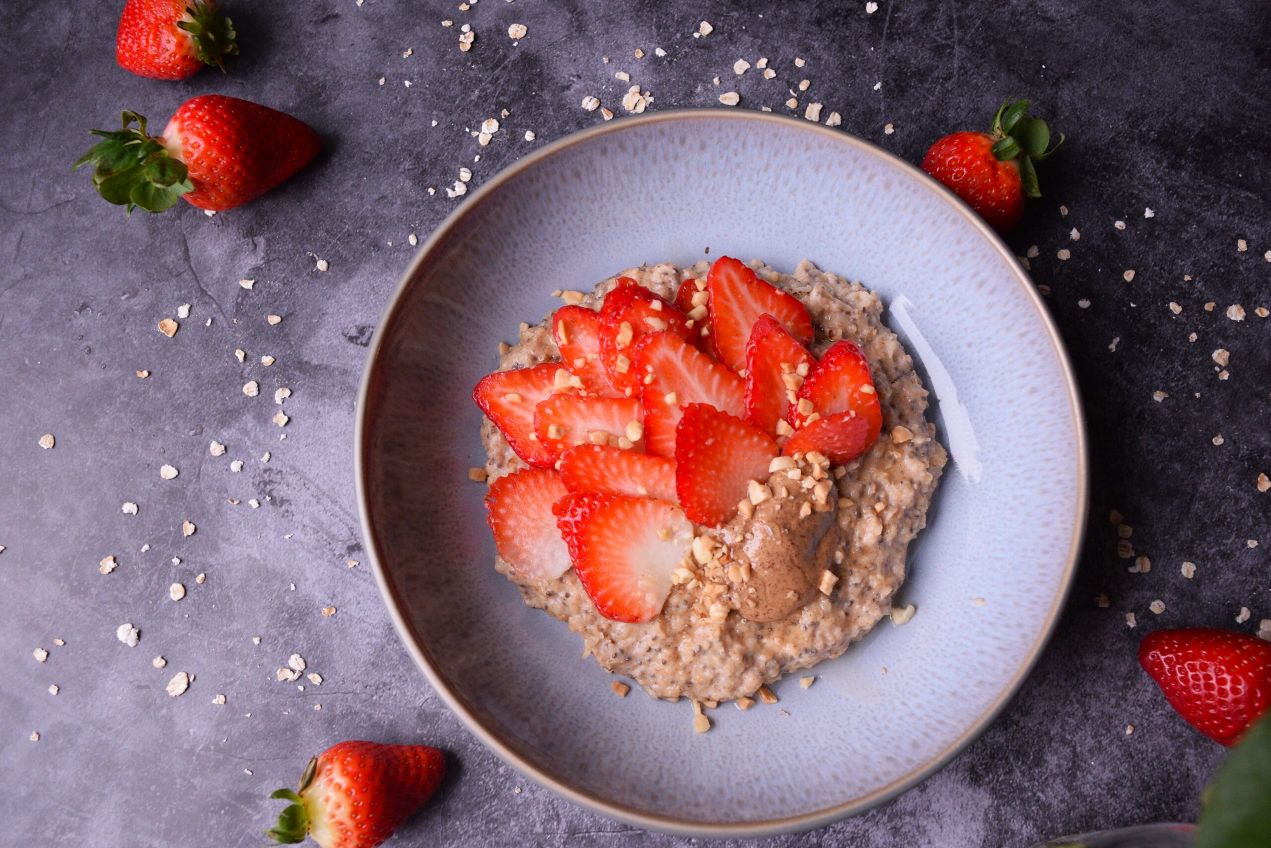 Strawberry Protein Oats – A Healthy Valentine’s Day Breakfast to Love Yourself With 🍓💖